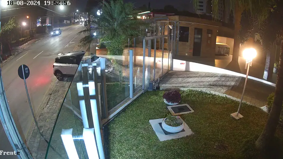 Imagem noturna da portaria captada pelo sistema de câmeras