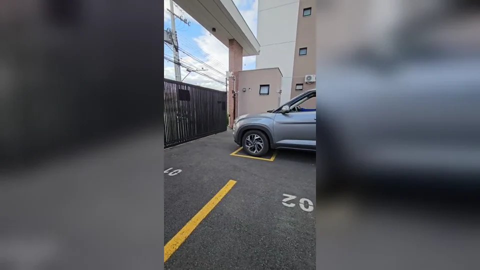 Veículos entrando e saindo pelo acesso automatizado do condomínio